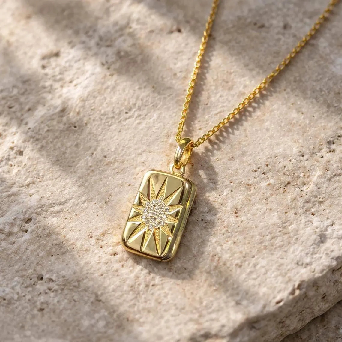 Vergoldetes Stern Medaillon mit Zirkonia
